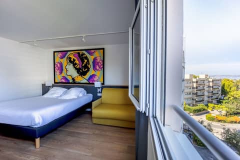Le Drips — hotel room