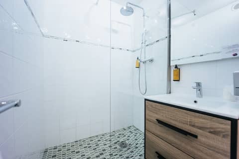 Le Drips — bathroom
