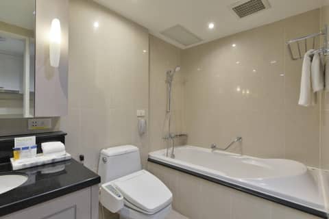 Centre Point Sukhumvit Thong-Lo — bathroom