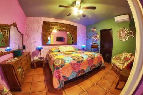 CASA ALFAREROS — hotel room