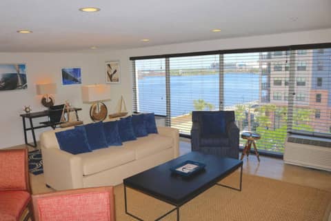 Southbank Hotel Jacksonville Riverwalk — hotel room