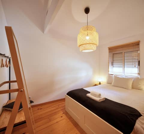 Oporto Maison Entreparedes — hotel room