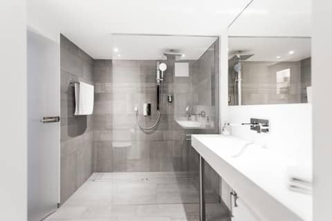 1st Floor Köln 2 — bathroom