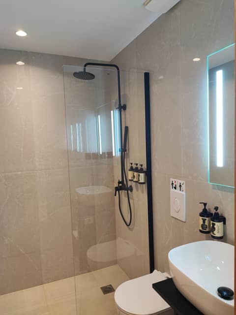 Regal Hotel Mitropoleos — bathroom