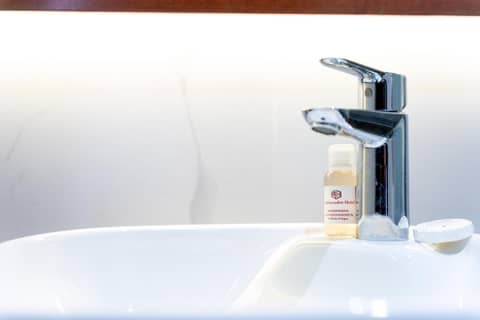 Hotel Les Ambassadeurs — bathroom