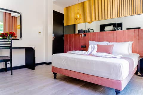 Hotel Les Ambassadeurs — hotel room