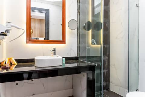 Hotel Les Ambassadeurs — bathroom
