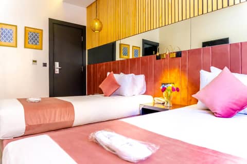 Hotel Les Ambassadeurs — hotel room