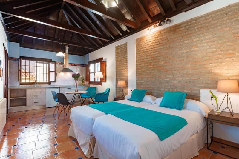 SUITES CASA DE LAS COLUMNAS — hotel room