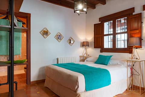 SUITES CASA DE LAS COLUMNAS — hotel room