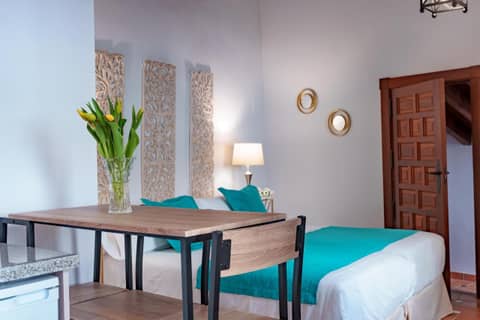 SUITES CASA DE LAS COLUMNAS — hotel room