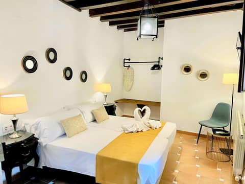 SUITES CASA DE LAS COLUMNAS — hotel room