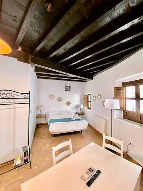 SUITES CASA DE LAS COLUMNAS — hotel room
