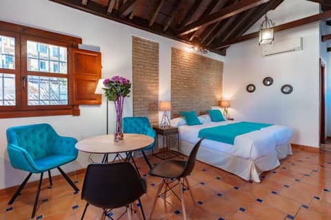 SUITES CASA DE LAS COLUMNAS — hotel room