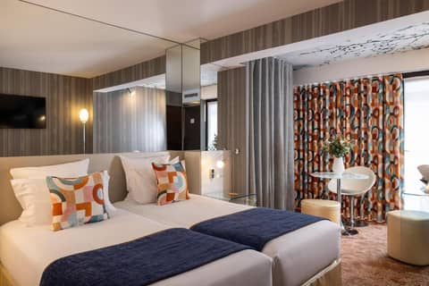 Le 7 Eiffel Hotel by Malone — hotel room