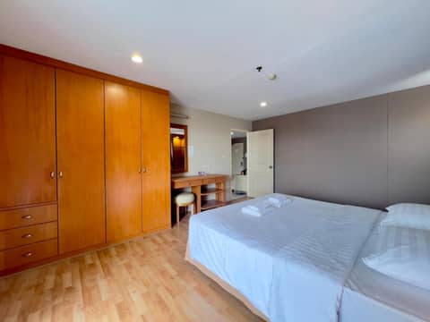 BU Place Hotel — hotel room