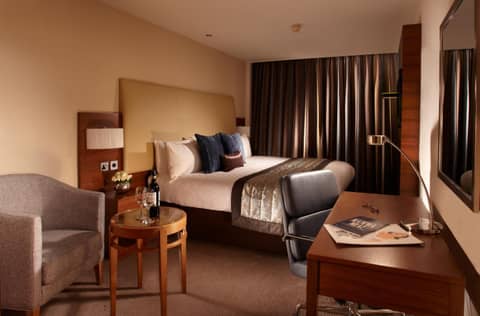 Thistle Trafalgar - Leicester Square — hotel room
