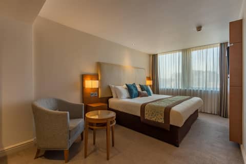Thistle Trafalgar - Leicester Square — hotel room