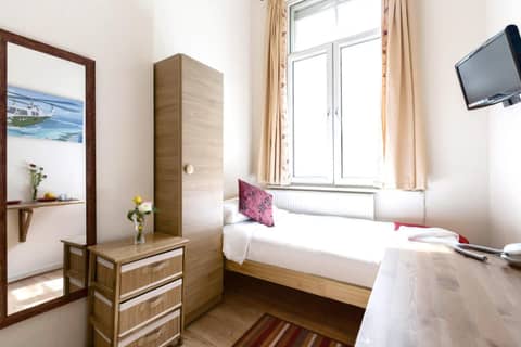 City London Hotel — hotel room