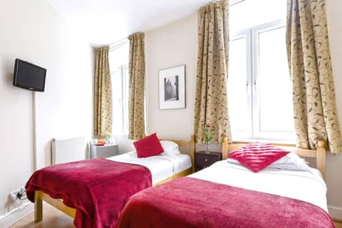 City London Hotel — hotel room