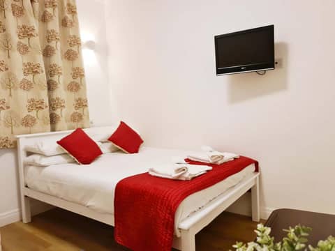 City London Hotel — hotel room