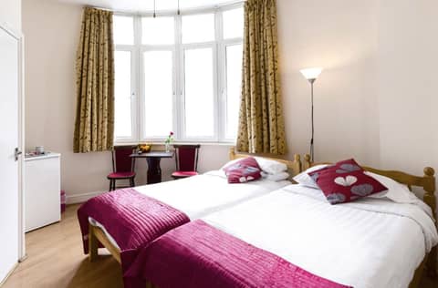City London Hotel — hotel room