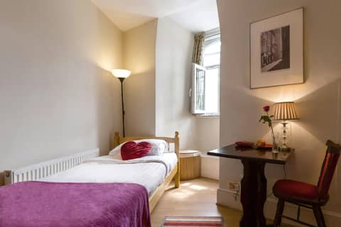 City London Hotel — hotel room