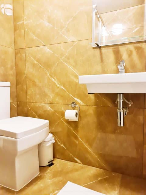 City London Hotel — bathroom