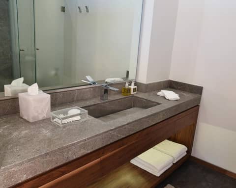 Suites BQ — bathroom