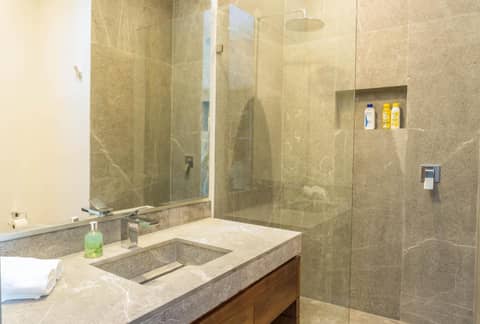 Suites BQ — bathroom