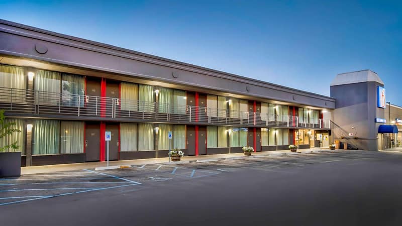 Motel 6 Louisville, Ky- Airport/ Fair Expo — building