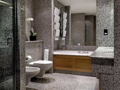 Covent Garden Hotel, Firmdale Hotels — bathroom