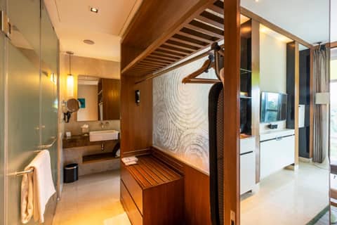 Vivanta Bengaluru, Whitefield — bathroom