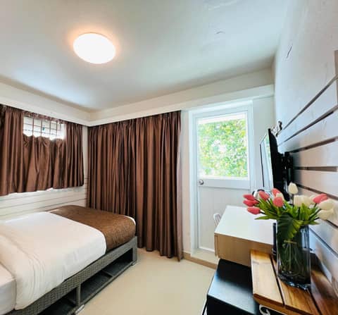 Bayshore Inn — hotel room