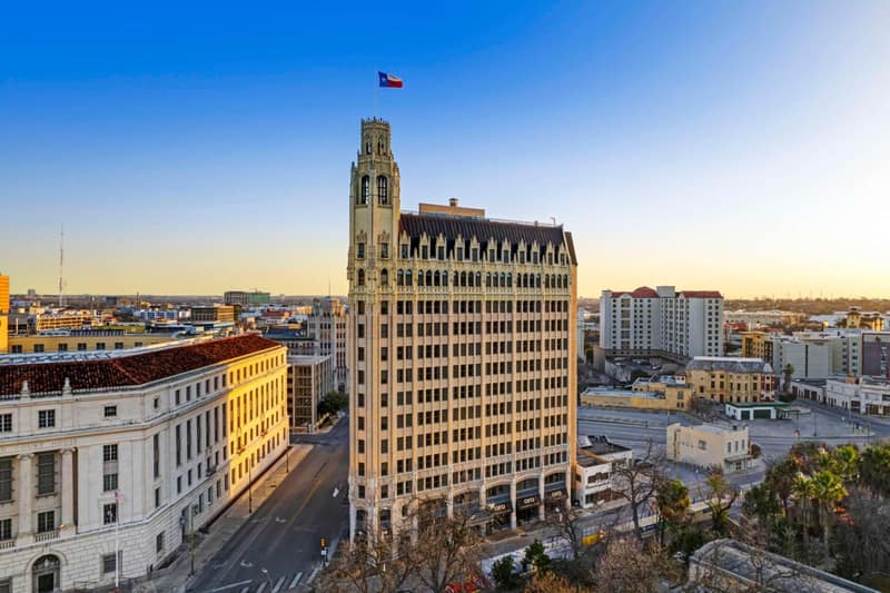 The Emily Morgan Hotel - A DoubleTree by Hilton — building