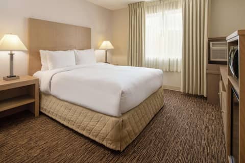 DoubleTree by Hilton Portland Tigard — hotel room