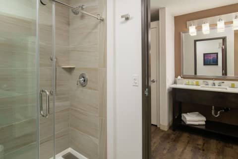 DoubleTree by Hilton Portland Tigard — bathroom