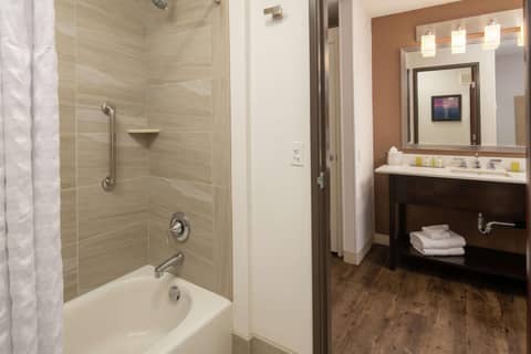 DoubleTree by Hilton Portland Tigard — bathroom