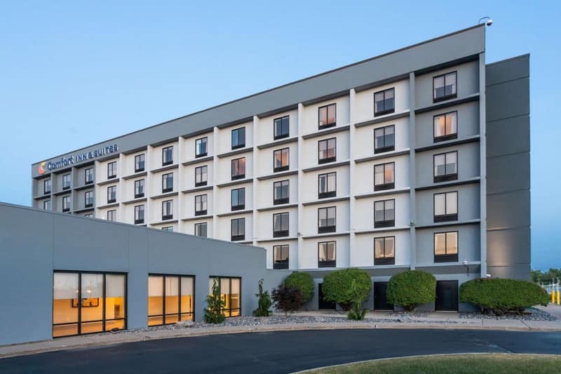 Comfort Inn & Suites Buffalo Airport — building