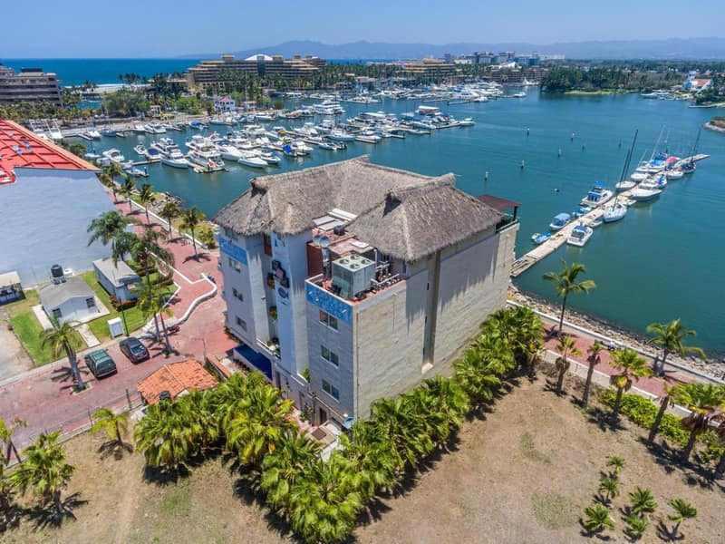 Marina Banderas Suites — building