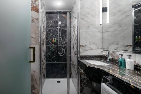 Allure Hotel & Residence Prague — bathroom