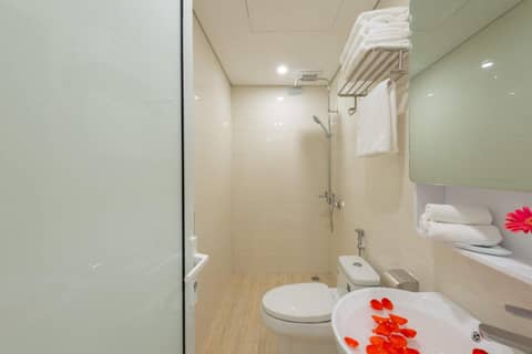 AMI Old Quarter Hotel — bathroom