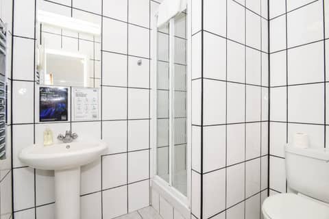 Chelsea Guest House — bathroom