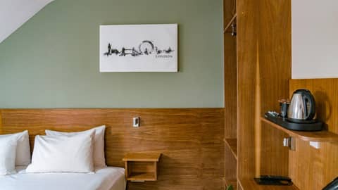 Chelsea Guest House — hotel room
