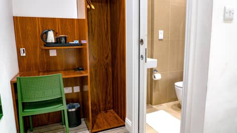 Chelsea Guest House — hotel room
