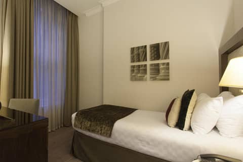 Thistle London Holborn — hotel room