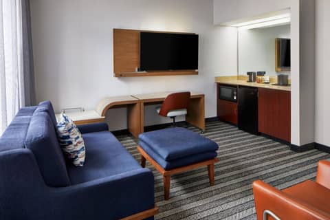 Courtyard by Marriott Nashville Downtown — hotel room
