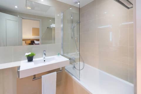 Hôtel Galileo Champs Elysées — bathroom