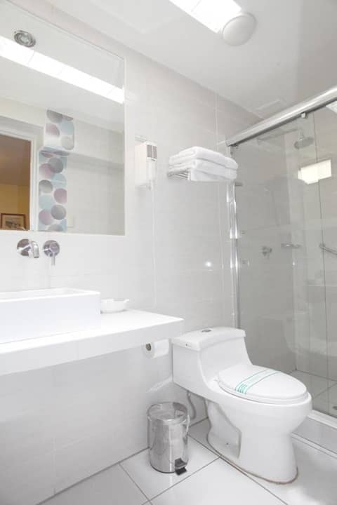 Emperador Plaza — bathroom