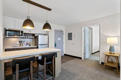 Staybridge Suites Charlotte – Tyvola by IHG — kitchen